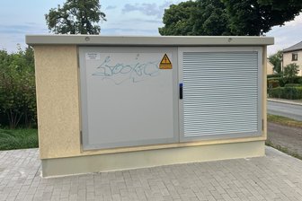 Illegale Schmierereien an neuem Stromkasten: Wie ein Ort im Vogtland das künftig verhindern will - Ein neuer Stromkasten in Neustadt ist mit Graffiti beschmiert worden.
