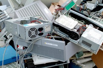 Illegale Schrottsammler in Mittelsachsen: Anonyme Flyer locken mit verlockenden, aber riskanten Angeboten - Der Elektroschrott ist teils auch bei illegalen Sammlungen gefragt.