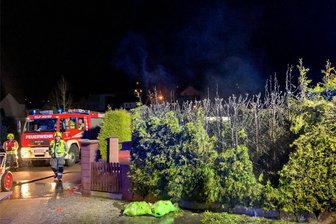 Illegale Silvesterböllerei setzte in Hohenstein-Ernstthal eine Hecke in Brand - Silvesterraketen setzten in der Nacht zu Silvester in Hohenstein-Ernstthal eine Hecke in Brand.