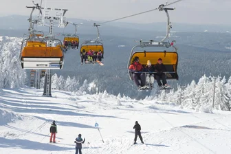 Illegale Skipiste am Keilberg: Bauamt ordnet Rückbau im Erzgebirge an - Wintersportparadies Keilberg: Dank der Verbindungspiste 24 werben die Betreiber mit dem größten Skigebiet Tschechiens. Doch der Bau war illegal.