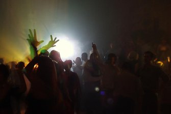 Wurde an der Torfgrube in Mittweida eine illegale Techno-Party gefeiert? Bei der Polizei gingen in der Nacht vom 7. zum 8. Oktober Anrufe wegen ruhestörenden Lärms und einem hämmernden, schnellen Bass ein, wie die Beamten mitteilten.
