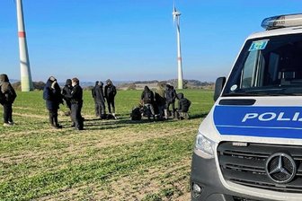 Illegale Übertritte: Sprunghafter Anstieg an deutsch-tschechischer Grenze im Erzgebirge - Von der Polizei auf deutschem Hoheitsgebiet aufgegriffene Flüchtlinge.