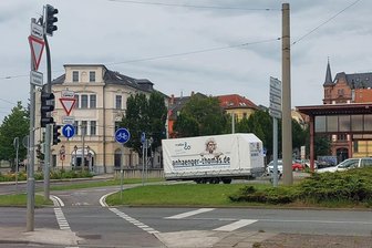Illegale Werbung? Anhänger mit Firmen-Reklame an früherer „Zenti“ in Zwickau sorgt für Wirbel - Für Autofahrer auf der Humboldtstraße war der Anhänger mit Werbeaufschrift an der früheren Zentralhaltestelle in Zwickau sehr gut zu sehen – besonders beim Warten an der Ampel.