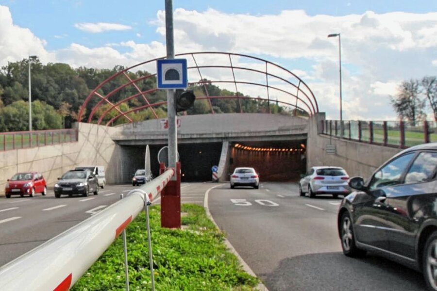 Illegales Autorennen in Zwickau: Mit Tempo 100 durch den City-Tunnel - Bei der Fahrt durch den Zwickauer City-Tunnel waren die Raser etwa doppelt so schnell unterwegs wie erlaubt. 