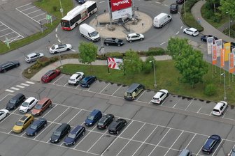 Illegales Autorennen in Zwickau: Möchtegern-Raser scheitern mit Berufung - Blick auf den Parkplatz am Glück-Auf-Center: Dort wollten zwei junge Männer ein illegales Autorennen druch Zwickau starten.
