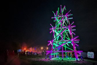 Illuminiertes Purple-Path-Kunstwerk fasziniert Publikum auf der Dittersdorfer Höhe - 