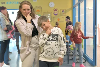 Illustratorin gestaltet komplettes Schulhaus in Freiberg - und nimmt kein Geld dafür - Elisa Maria Elß hat das Schulhaus der Carl-Böhme-Grundschule in Freiberg verziert. Auch Kevin aus der 2c hat ihr dabei geholfen.