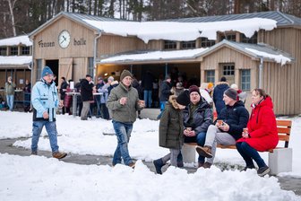 Im 100. Jahr: Verschneites Plauener Freibad lädt zum Wintergrillen ein - Gemütlich ging es am Sonntagnachmittag trotz Kälte beim Wintergrillen im „Stadion“ zu.