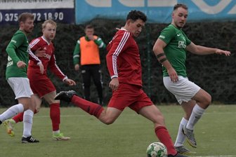 Im 21. Spiel passiert es: Heimserie von Lok Zwickau reißt gegen den Tabellenführer aus Thalheim - David Günnel (am Ball) und seine Teamkameraden des ESV Lok Zwickau mussten am Sonntag erstmals seit langer Zeit wieder als Verlierer den heimischen Platz in Marienthal verlassen.