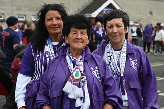 Im Alter von 83 Jahren: Aue-Anhängerin erlebt mit der Nordirlandreise ihr großes Fan-Highlight - Sie haben sich gemeinsam auf den Weg nach Nordirland für ein einmaliges Erlebnis gemacht: Monika Colditz (Mi.) und ihre Töchter Babett (li.) und Cornelia.