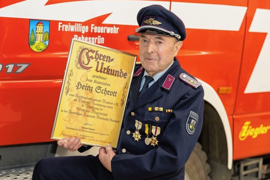 Im Alter von 97 Jahren: Feuerwehrmann aus dem Vogtland feiert ein besonderes Jubiläum - Heinz Schrott mit der Ehrenurkunde für seine 80-jährige Mitgliedschaft in der Feuerwehr.