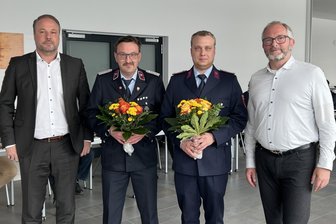 Im Amt bestätigt: Diese Ortsfeuerwehr im Vogtland bleibt in bewährten Händen - Von rechts: Oberbürgermeister Jens Scharff, Patrick Braito, Sven Langer, Fachbereichsleiter Patrick Zschiesche.