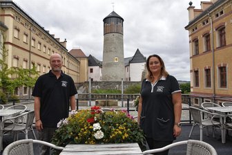 Im April ist Schluss: Darum verabschieden sich die Oelsnitzer Schlosswirte in den Süden - Seit Juli 2019 führen Alexander und Veronika Ruthe das Schlossrestaurant im Torhaus auf Schloss Voigtsberg mit Restaurant und Biergarten. Im April 2024 ist mit Ende ihres Fünfjahres-Vertrages Schluss. Ihr neues Ziel liegt 450 Kilometer von ihrer bisherigen Wirkungsstätte entfernt.