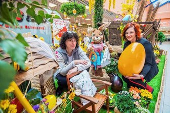 Im Auer Simmel-Center sind die Osterhasen los - Dekorateurin Konstanze Rabe aus Thalheim gestaltet den Osterschmuck im Simmel-Center Aue. Die Ideen dafür entwickelt sie seit Jahren mit Centermanagerin Yvonne Härtig. 