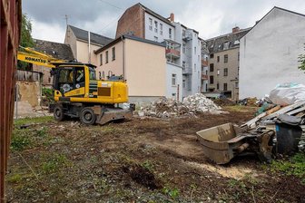 Im Auerbacher Stadtzentrum verschwindet ein Schandfleck - Die Spuren von Kneipe und Biergarten "Zum Runkes" sind getilgt; nun kann auf der Freifläche an der Bebelstraße im Auerbacher Stadtzentrum ein Parkplatz mit zwölf Stellplätzen angelegt werden.