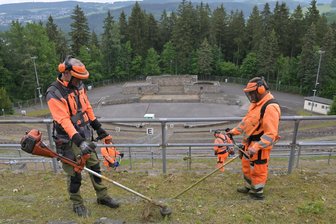 Im August geht es wieder rund auf der Waldbühne Schwarzenberg – von Voxxclub bis Schiller - Die Waldbühne in Schwarzenberg wird von Bauhof-Mitarbeitern, hier im Bild Lars Hübner (l.) und Ronny Bähr, für die neue Saison vorbereitet. Im August stehen sechs Konzerte der Reihe „Waldbühne anders erleben“ an.