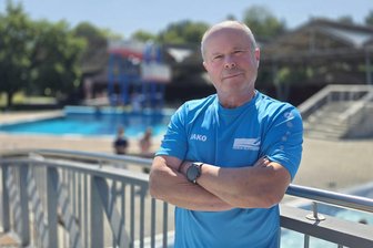 Im Bad hat er sogar seine Frau kennengelernt: Bademeister aus dem Vogland sagt Tschüss - Bademeister Klaus Krupke geht in den Ruhestand. 30 Jahre war er im Oelsnitzer Freibad tätig.