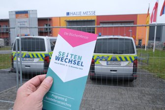 Im Bällebad der rechten Seele: So lief die Querdenker-Buchmesse „Seitenwechsel“ in Halle - Nicht-Szene-Journalisten wollte man auf der Buchmesse „Seitenwechsel“ nicht zulassen. Unser Autor war inkognito vor Ort.