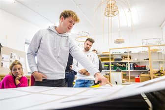 Im Baum oder im Schlafhorn: Studierende entwickeln Ideen für Schlafplätze am Sächsischen Jakobsweg in Neukirchen - Elias Buschmann (Mitte) und seine Kommilitonen des Studiengangs Holzgestaltung an der Westsächsischen Hochschule Zwickau entwickeln Ideen für neue Pilgerunterkünfte in Neukirchen. Zum Kulturhauptstadtjahr sollen sie fertig werden. Die Studenten haben klare Vorstellungen, worauf es bei den neuen Schlafplätzen ankommt.