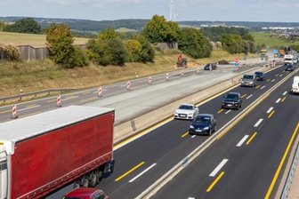 Im Baustellenbereich der A 72: Seit März mehr als 130 Unfälle - Blick von der Brücke an der Anschlussstelle Treuen der A 72 in Richtung Reichenbach. Aktuell rollt der Verkehr auf vier verengten Fahrspuren über die bereits fertiggestellte neue Fahrbahn in Richtung Leipzig.