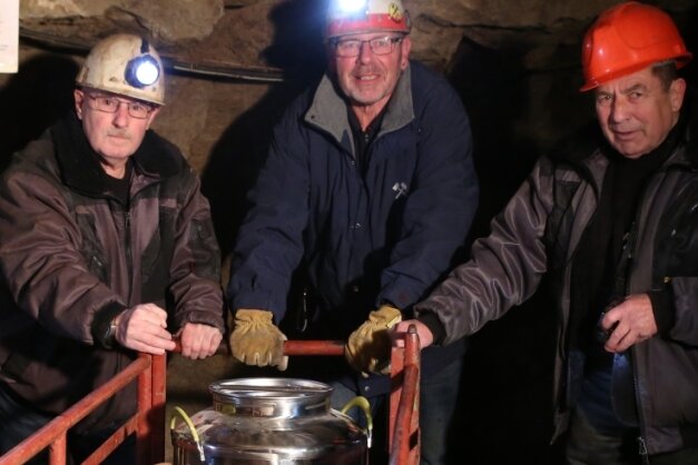 Im Bergwerk reifen nun Whisky und Rum - Bergführer Bernd Prager, Ulrich Viertel und Bernd Rossius (von links) schafften die Whiskyfässer ins Bergwerk. 