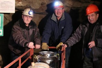 Im Bergwerk reifen nun Whisky und Rum - Bergführer Bernd Prager, Ulrich Viertel und Bernd Rossius (von links) schafften die Whiskyfässer ins Bergwerk. 