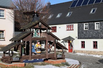 Im berühmten Pyramidendorf des Erzgebirges schwelt Zoff um die Ortspyramide - Die von den Schnitzern des Ortes 1989 geschaffene Großpyramide von Bermsgrün steht seit 2007 im Wolfshof. Doch derzeit ist sie defekt und müsste grundhaft überholt werden, wie Elektriker André Schneider sagt.