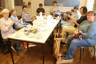 Im Braunsdorfer Fusseltreff steht das Stricken, Häkeln, Klöppeln, Filzen und Spinnen auf dem Plan - Beim „Fusseltreff“ wird gesponnen, gehäkelt, gestrickt und geklönt. Heike Kühn (ganz rechts) und Annett Hoser (4. v.r.) freuen sich über den Zuspruch.