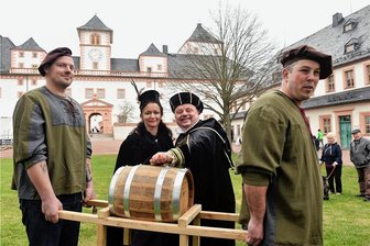Im Brunnenhaus der Augustusburg reift jetzt ein edles Getränk - Zeremonie mit Hofmarschall Leopold (Ralf Leonhardt) und Gemahlin (Doreen Zeisig). 