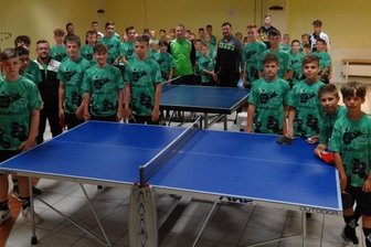 Im Camp wird nicht nur Fußball gespielt - Aufgrund der nicht idealen äußeren Bedingungen wurden am Dienstag die Sportmöglichkeiten im Inneren des Ifa-Ferienparks "Hohe Reuth" von den Teilnehmern des Camps intensiv genutzt.