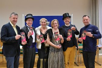 Im Charlestonkleid zum Ball: Philharmoniker und Stadt Aue laden zur Zeitreise in die Goldenen Zwanziger ein - Laden ein zum 12. Philharmonieball in Aue: (v.li.) Bürgermeister Jens Müller, Generalmusikdirektor Jens Georg Bachmann , Stadtsprecherin Jana Hecker, Orchestermanagerin Milena Vettraino, Intendant Moritz Gogg und Benjamin Unger vom Hotel Blauer Engel.