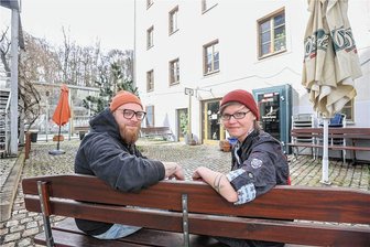 Im Chemnitzer Restaurant Ankh geht es weiter - aber noch nicht sofort - Ankh-Inhaber Chris Glaubitz und Küchenchefin Carry Büttner vor dem Ankh in der Schönherrfabrik. Noch wird renoviert. Im Sommer soll eröffnet werden. 