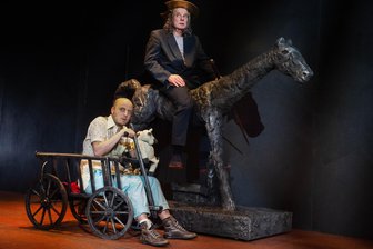 Im Chemnitzer Schauspiel reitet Don Quijote zum Kampf gegen Windmühlen - Dirk Glodde als Don Quijote (hinten) und Patrick Berg als Sancho Pansa.