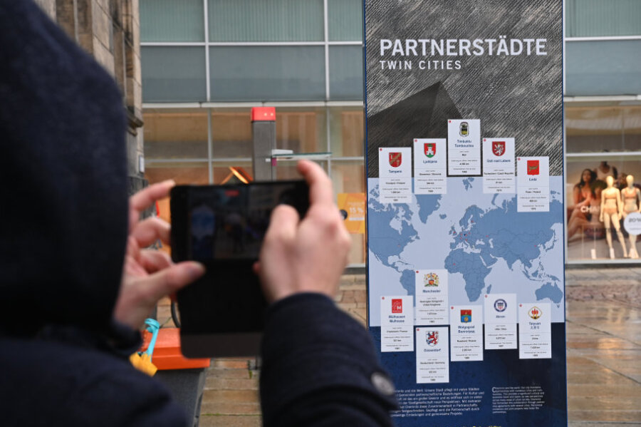 Im Chemnitzer Zentrum gibt eine neue Stele Auskunft über die Partnerstädte - Die Info-Stele zu Partnerstädten ist die erste der Stadt mit Blindenschrift. 