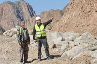Im Drahtkäfig über die Schlucht - die zehn Superlative der Halsbrücker Firma Geos - Geos-Projektleiter Falk Wagner betreut die Uranbergbausanierung in Mailuu Suu in Kirgistan. Seine Kollegen aus Halsbrücke sind auch in anderen Ländern der Erde im Einsatz.