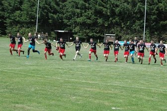 Im dritten Anlauf: Fußballer des SSV Königshain-Wiederau stürmen in die Mittelsachsenliga - Kurze Party in Göritzhain, dann wurde in Wechselburg weiter gefeiert. Die Fußballer des SSV Königshain-Wiederau steigen in die Mittelsachsenliga auf.