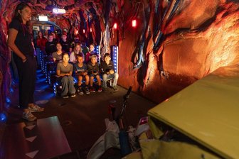 Im echten Leben gibt es keinen Resetknopf: Wie Jugendliche im Erzgebirge über die Gefahren von Drogen aufgeklärt werden - Annett Dietrich führt die Klasse 7b vom Bildungszentrum Adam Ries durch den Revolution Train. Das Unfallwrack hinterlässt einen bleibenden Eindruck bei den Schülern.