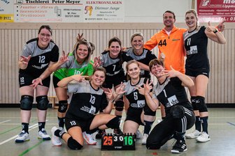 Im Eiltempo an die Spitze: Volleyballerinnen des SV Union Milkau gelingt perfekter Saisonstart - Nette Momentaufnahme: Die Milkauer Volleyballerinnen sind nach einem erfolgreichen Heimspieltag bis Ende Oktober Tabellenführer der Bezirksliga.