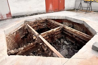 Im einstigen Lugau-Oelsnitzer Revier klafft das nächste Loch - Eine weitere Schachtsanierung im einstigen Lugau-Oelsnitzer Steinkohlenrevier hat begonnen: Der Friedrich-Engels-Schacht am Turleyring 13 in Oelsnitz wurde geöffnet. Mindestens 2 Jahre werden die Arbeiten dauern.