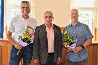 Im Elsterberger Stadtrat dreht sich das Personalkarussell - Sven Haller (links) verlässt den Stadtrat. Für ihn kommt Andreas Langebach (rechts), Axel Markert gratuliert.