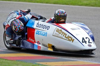 Im ersten Jahr zur Meisterschaft - Mit den Testfahrten auf dem Sachsenring legten Uwe Neubert und Fahrer Lennard Göttlich den Grundstein für ihre Meisterschaft in der International Sidecar Trophy. An den Start geht das Gespann, das 37 Jahre Altersunterschied trennt, für das Bonovo Action Juniorteam. 
