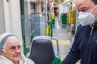 Im ersten Zug auf der neuen Strecke von Aue nach Chemnitz - Zu den ersten Fahrgästen in der Citybahn von Aue nach Chemnitz gehörte am Samstagmorgen Johanne Schwermer aus Aue, die von Ausbilder Sven Böttcher ein Präsent bekam. 