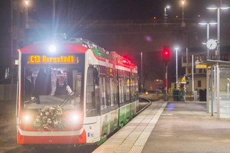 Im ersten Zug von Aue nach Chemnitz - Der mit Blumen geschmückte Triebwagen setzt sich in Bewegung. Das war am frühen Samstagmorgen, zu dieser Zeit blieb der Bahnsteig in Aue fast leer. 