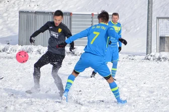 Im Erzgebirge bläst Petrus vorzeitig zur Fußball-Winterpause - Wie im Winterwunderland haben sich vermutlich Michael Jokesch (l.) und Dittmannsdorfs Sebastian Viertel (r.) gefühlt. Nach 90 umkämpften Minuten behielten Jokesch und der Oelsnitzer FC die Oberhand.