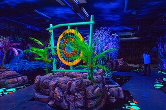 Im Erzgebirge entsteht ein neuer Spielepark - Die Schwarzlichtminigolfanlage.