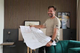 Im Erzgebirge entsteht ein neues Vier-Sterne-Hotel: So schick werden die Zimmer - Investor Gregor Kumberger in einem der Zimmer. Es wird derzeit ausgestattet.