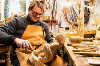 Im Erzgebirge erwacht im Lockdown eine alte Leidenschaft - Maik Mischau aus Grumbach schnitzt in seiner Freizeit Figuren, die er sich selbst ausdenkt. Die Frau in seinem aktuellen Werk sollte eigentlich eine Klarinette halten. Nun wird es aber wahrscheinlich ein Kind sein.