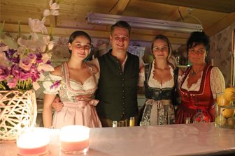 Im Erzgebirge funktioniert die Dorfgemeinschaft: Harzerfest Waschleithe unter Vereinsregie kommt bei Gästen gut an - Andrea Mauersberger (rechts) mit ihren Kindern Anna-Lena, Emanuel und Marie-Luise (von links). Mehr als 500 Cocktails rührten sie allein am Samstag zusammen.
