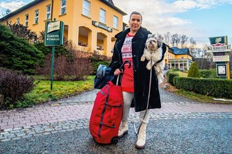 Im Erzgebirge gibt's kein Taxi zur Bescherung: Wie kommt Urlauberin zum Zug? - Christiane Erxleben bekommt zu Heiligabend kein Taxi vom Kurhotel Bad Schlema zum Bahnhof. Notfalls hätte sie mit ihrem Hund Ronaldo und dem Gepäck die Strecke laufen müssen.