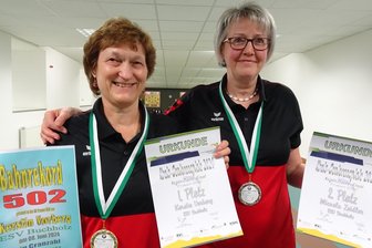 Im Erzgebirge haben die Seniorensportspiele im Kegeln zwei Bahnrekorde und ein Siegerehepaar hervorgebracht - Die neuen Bahnrekordhalterin Kerstin Vorberg mit ihrer Mannschaftskameradin Micaela Zeidler vom ESV Buchholz.